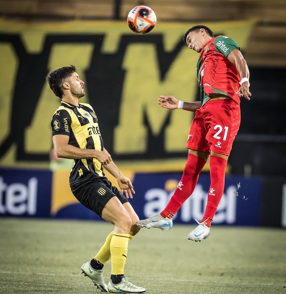 Guillermo López de Boston River ante Rodrigo Pérez de Peñarol por el Torneo Apertura