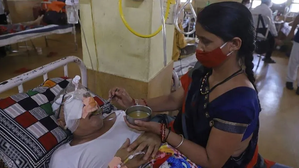 Una mujer que se recuperó de covid y ahora tiene mucormicosis yace en una cama de hospital en un hospital de Jabalpur, en India