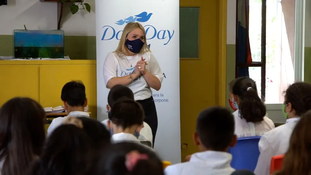 Dove ha brindado talleres en escuelas.