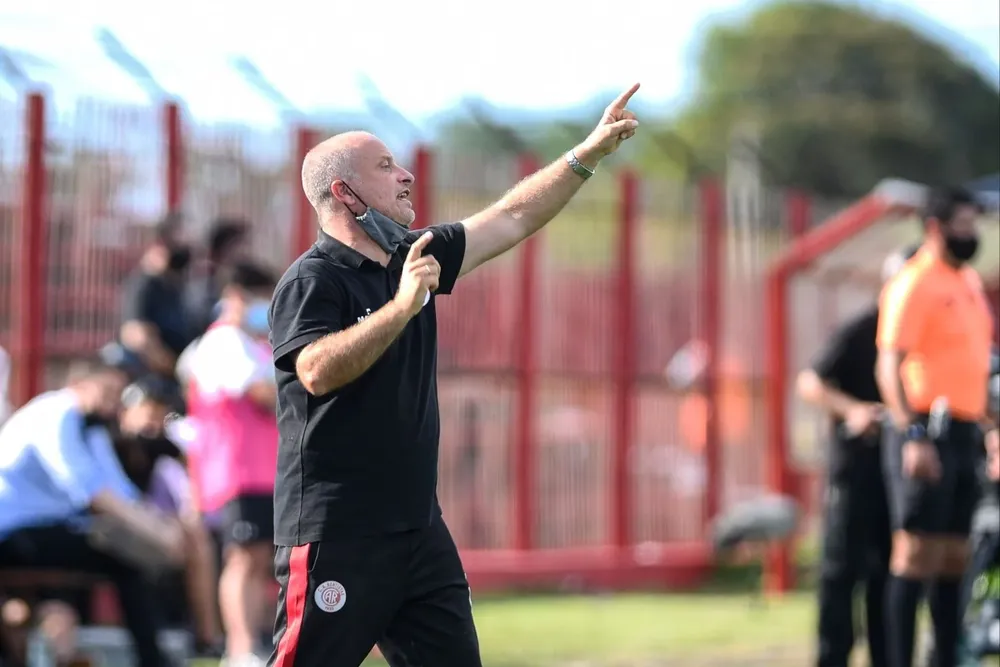 Alejandro Capuccio, de Rentistas a Nacional