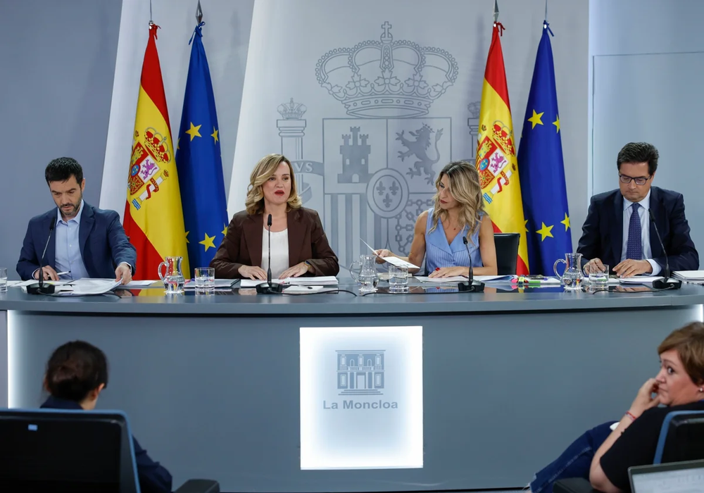 (De izq a der) Los ministros de Derechos Sociales, Consumo y Agenda 2030, Pablo Bustinduy; de Educación, Formación Profesional y Deportes, Pilar Alegría; de Trabajo y vicepresidenta segunda, Yolanda Díaz; y de Transformación Digital y Función Pública, Óscar López