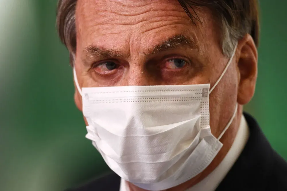 Jair Bolsonaro, presidente de Brasil, de tapabocas