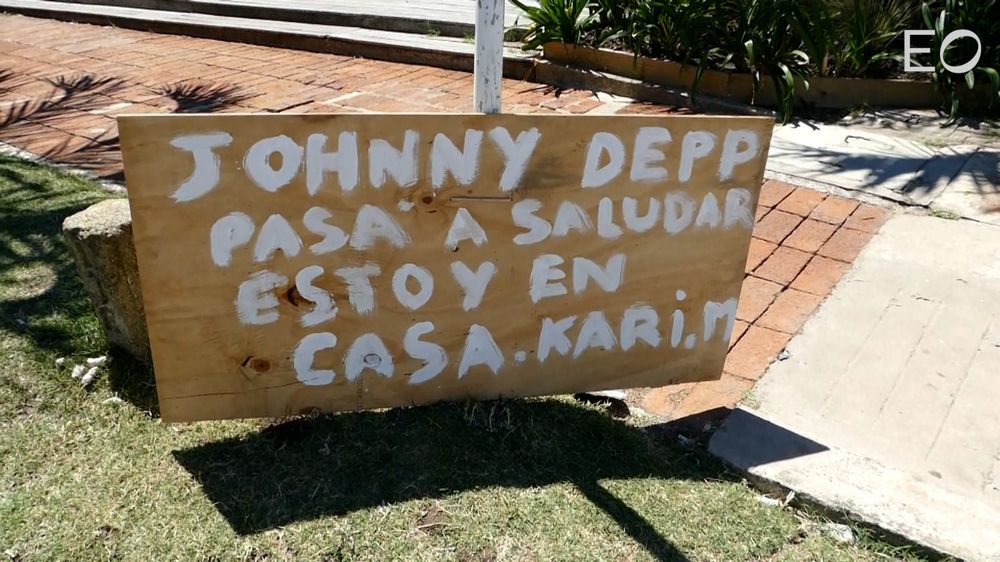 Cartel en el eje de Manantiales escrito para Johnny Depp