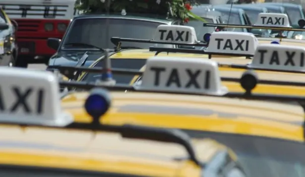 Cajeros, carteros y taxistas: empleos en peligro de extinción