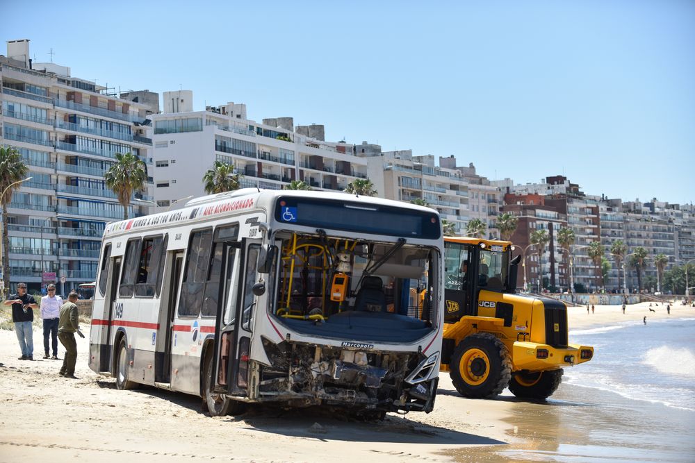 El ómnibus de Cutcsa que terminó en la playa de Pocitos tras romper el murallón de la rambla