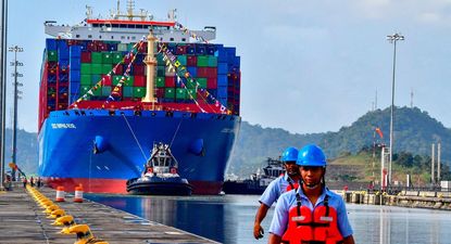 El buque portacontenedores chino Cosco navegando cerca de las esclusas de Cocolí, en el Canal de Panamá en 2018.