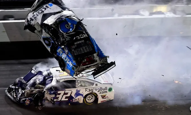 Impresionante accidente en la carrera Daytona 500 deja a un piloto en grave estado