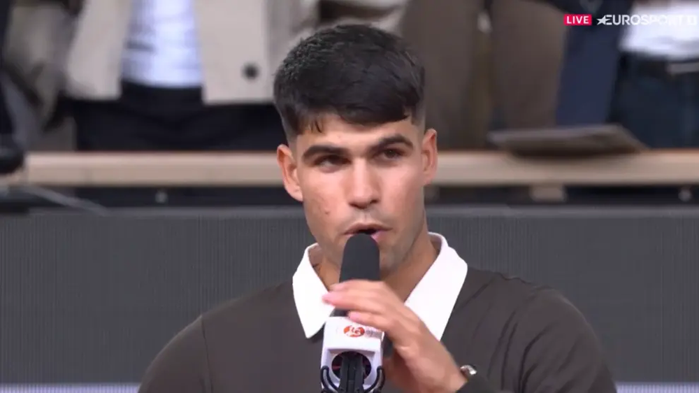 Carlos Alcaraz, pide al público de Roland Garros que lo acompañe con un cántico de su infancia.