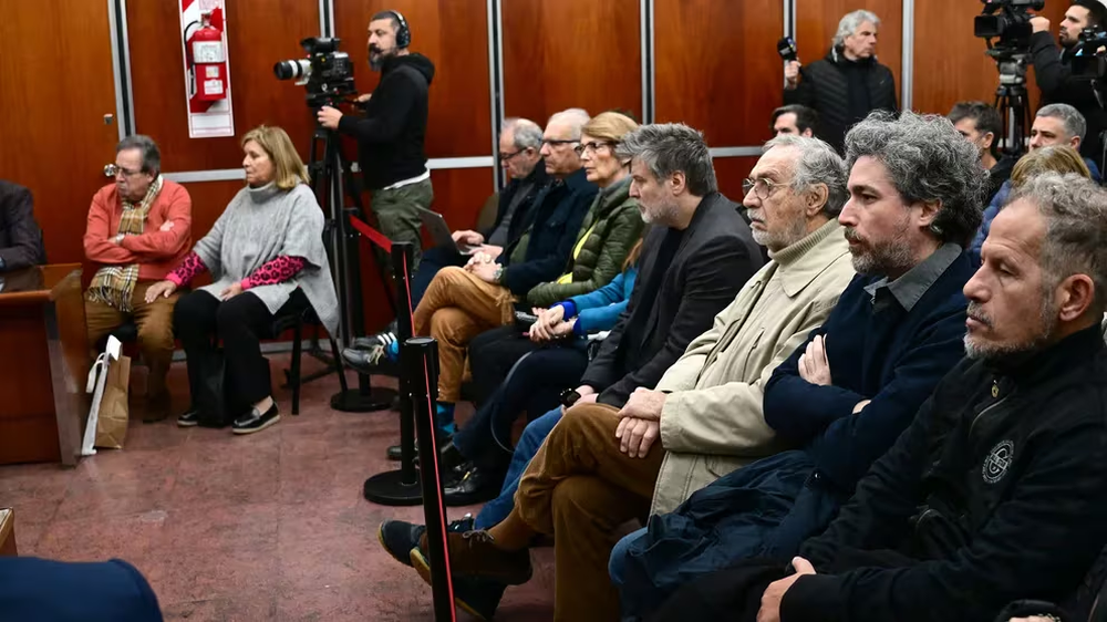 A la izquierda, los padres de Alejandro Cohn, y en el centro su hermano Mariano junto al actor Luis Brandoni y su colega Gastón Duprat. Foto:&nbsp;Maximiliano Luna