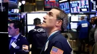 Las bolsas mundiales se recuperan al final de una semana negra