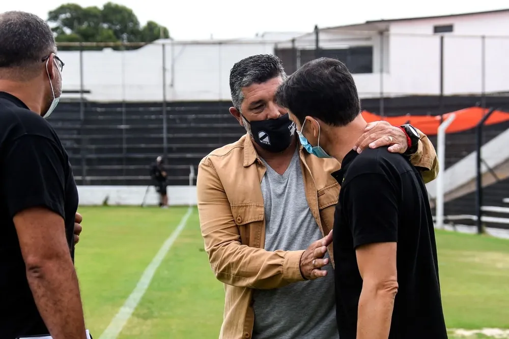 Leo Ramos y Larriera hablarán con el plantel de Peñarol