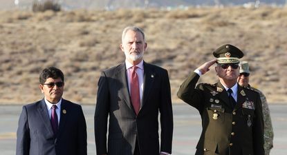 El Rey Felipe VI a su llegada al Aerpopuerto Internacional Alfredo Rodríguez Ballón de Arequipa, donde va a presidir el X Congreso Internacional de la Lengua Española.