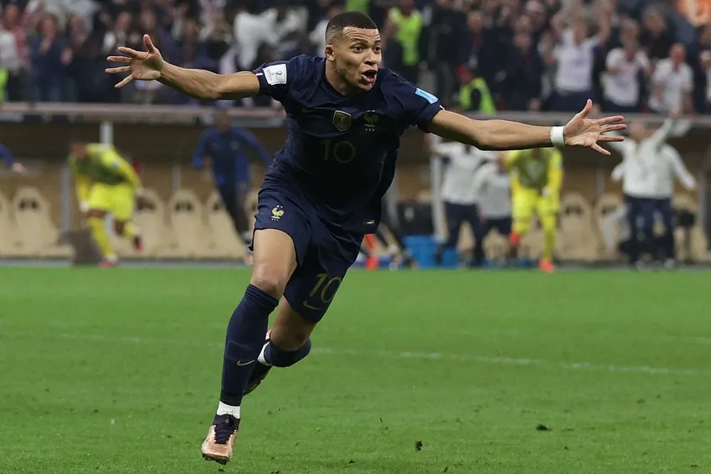 Mbappé hizo tres goles en una final de un Mundial