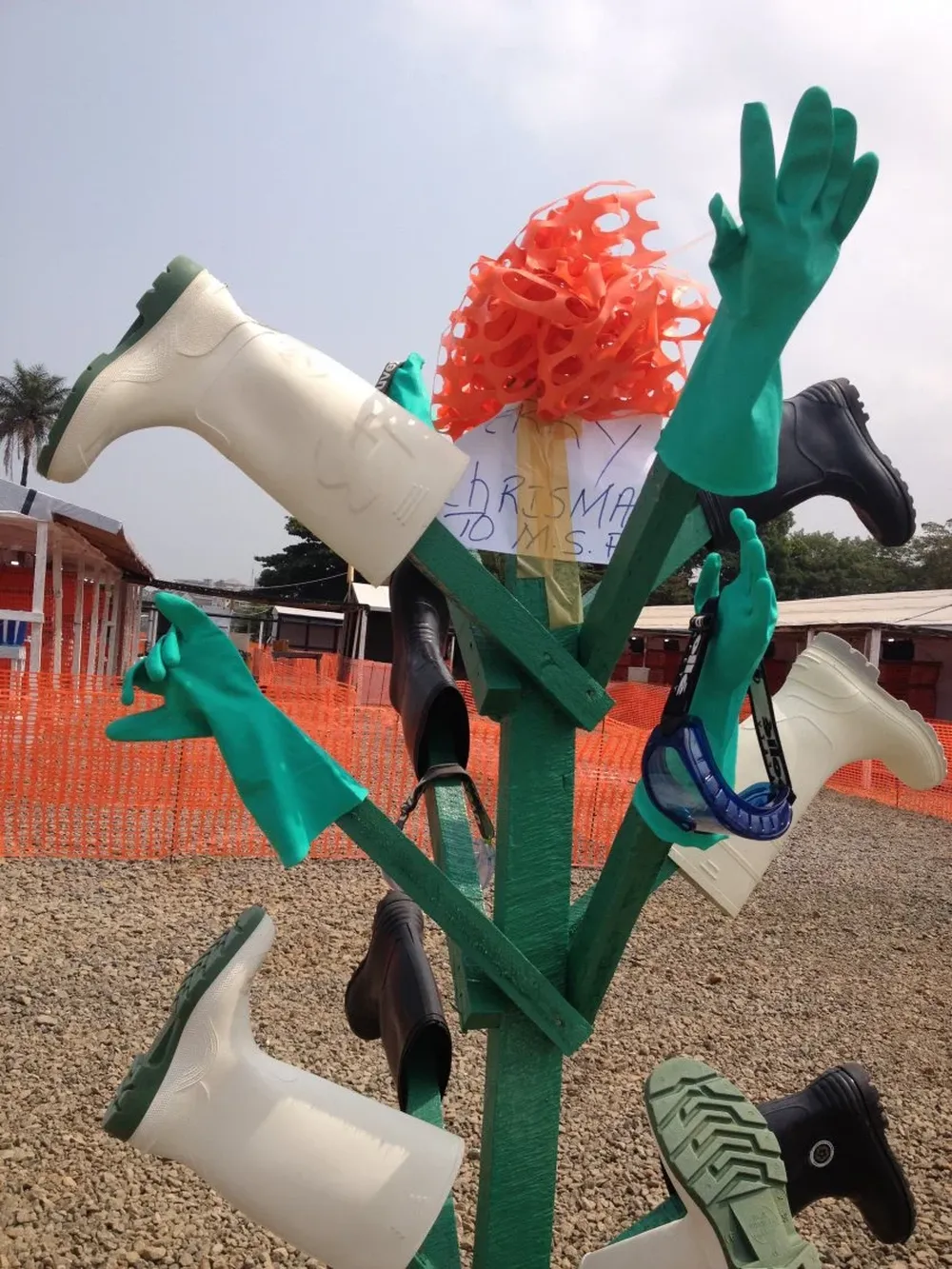 El árbol que hicieron en un centro de tratamiento de ébola en Sierra Leona.