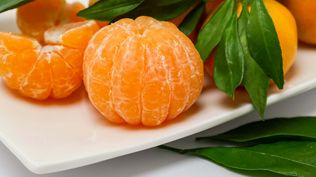 Frutas y verduras: nueva lista recomendada con mandarina como rubro destacado.