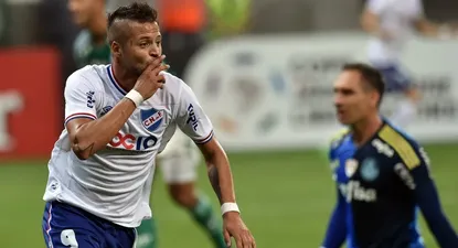 El Diente festeja su gol