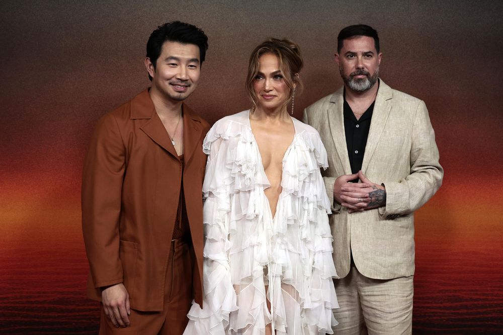 Jennifer López, Simu Liu y Brad Peyton