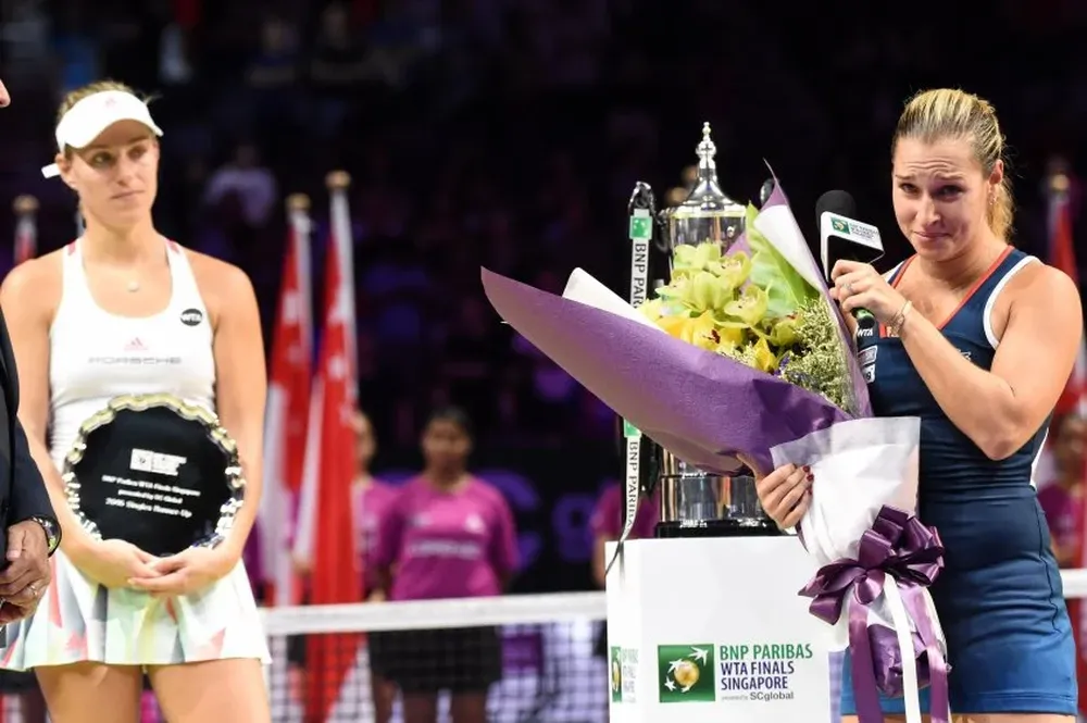 Cibulkova se emociona al hablar; Kerber la mira a su lado