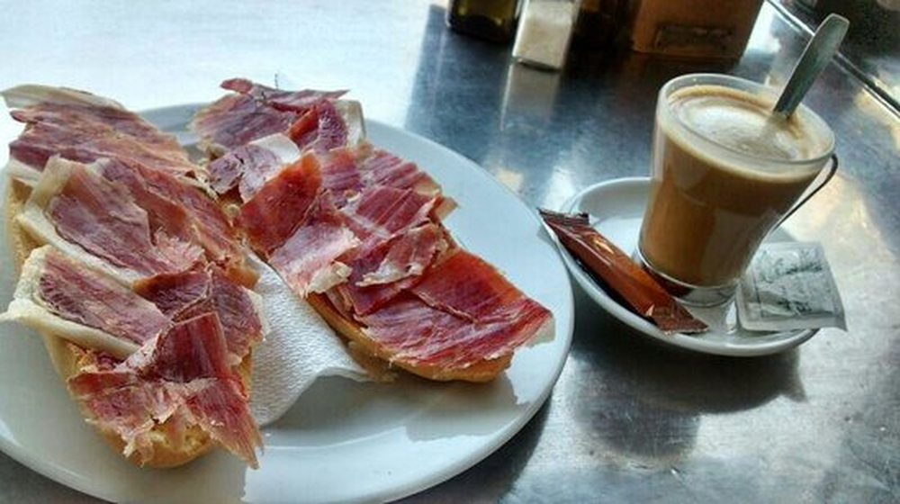 Nutricionistas cuestionan la presencia del jamón en el desayuno.