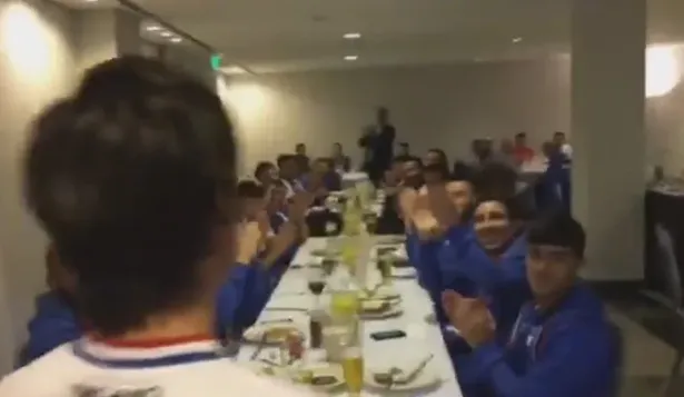 El joven tricolor fue aplaudido por los jugadores