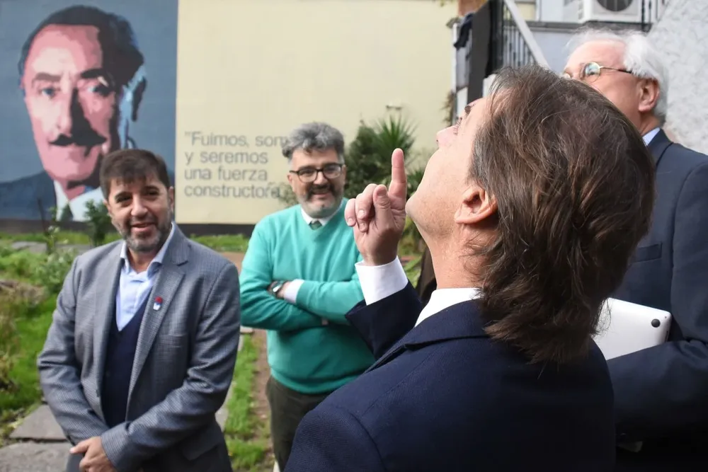 El presidente Lacalle Pou visitó la sede del Frente Amplio para presentar el anteproyecto de la reforma previsional