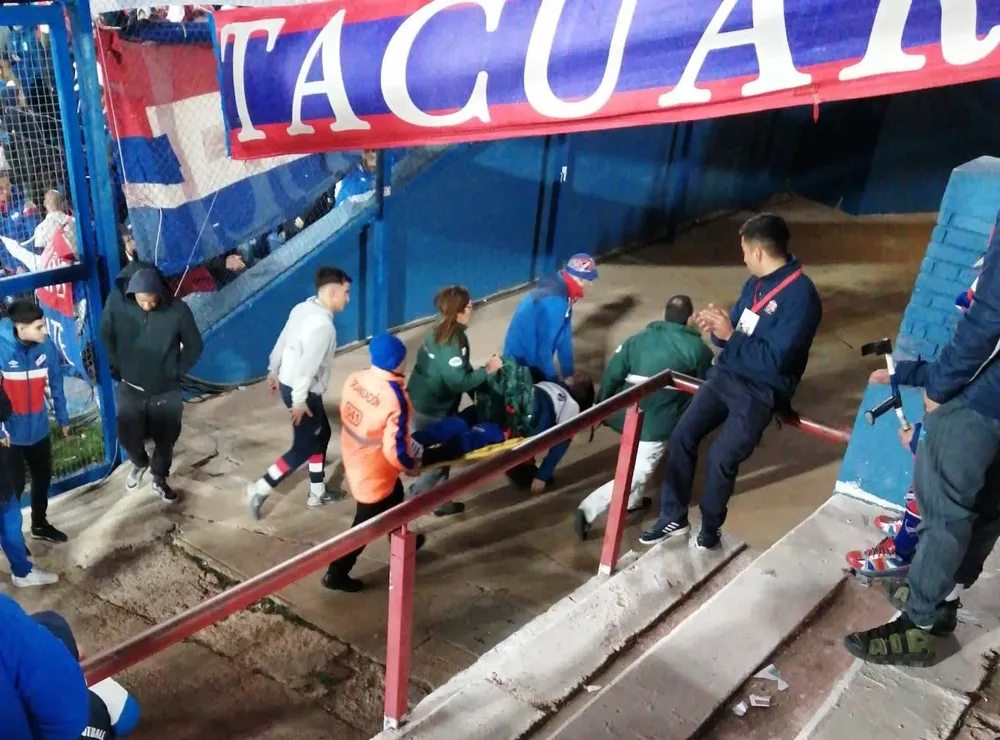 El hincha de Nacional es retirado tras caerse del alambrado