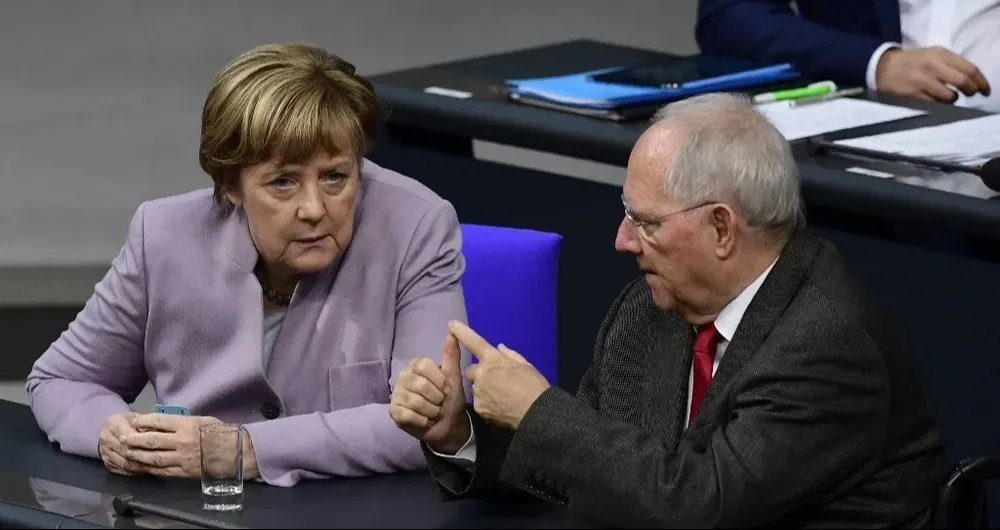 Ángela Merkel y Wolfgang Schäuble dialogan durante una sesión del Parlamento alemán en 2016.