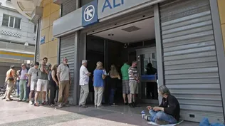 Cola para retirar dinero de un cajero automático fuera una rama de la de Grecia Alpha Bank en Atenas, Grecia.