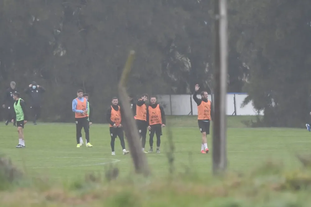 De Arrascaeta, Viña, Nández y Godín saludan a la distancia a los medios presentes