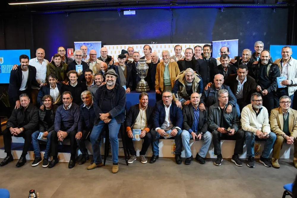 La foto del final, con todos los campeones de América y del Mundialito, con la Copa América