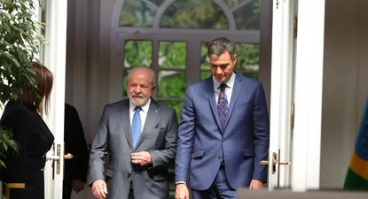 El presidente del Gobierno, Pedro Sánchez (d), junto al presidente de la República Federativa de Brasil, Lula da Silva