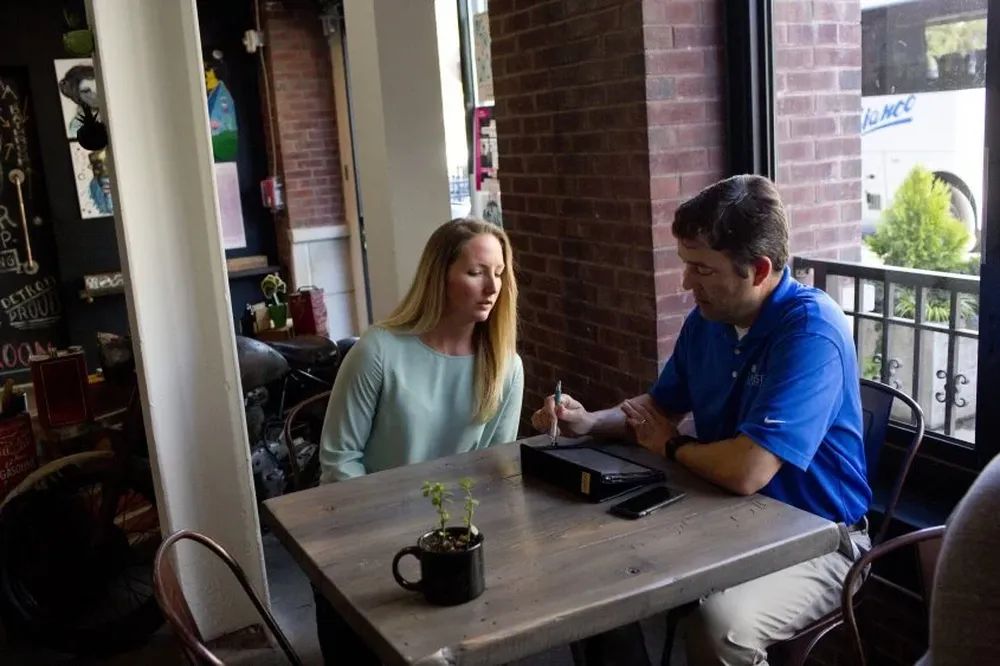 Jay McKee, 44 años,, vicepresidente de Sachse Construction, en reunión con su mentora,, Erika Lawson, de 28 años.