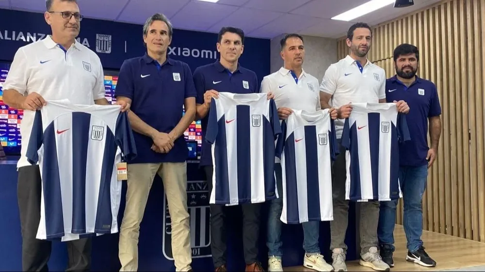Martínez, el primero de la izquierda, cuando Larriera asumió en Alianza Lima