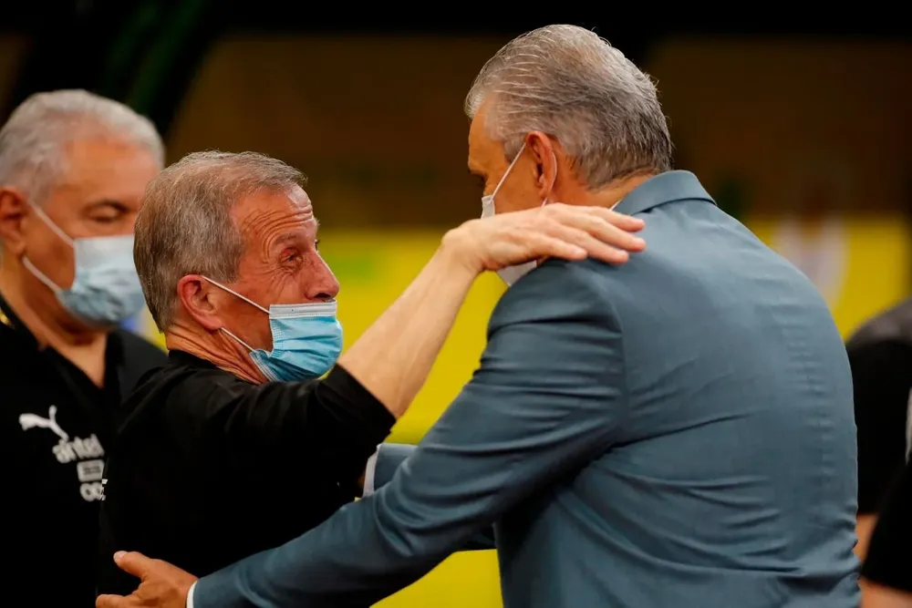 Tabárez y el saludo con Tite
