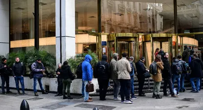 Bancos en Argentina respondieron a fuertes retiros de dólares