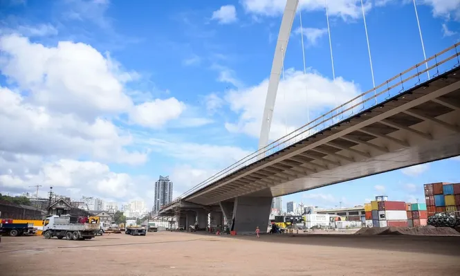El puente tiene casi 2 km de largo en la rambla Sudamérica.
