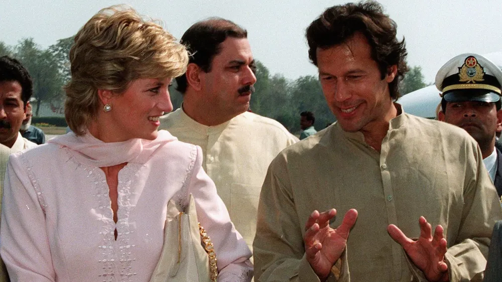 Khan se encontró en varias oportunidades con personalidades británicas como la princesa Diana de Gales.