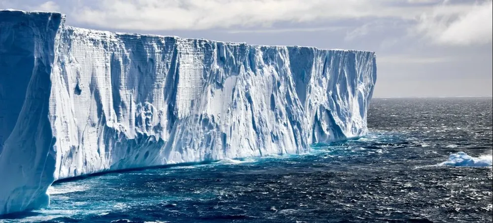 Las plataformas son extensiones de las capas de hielo que cubren gran parte de la Antártida, y que flotan en los mares que la rodean.