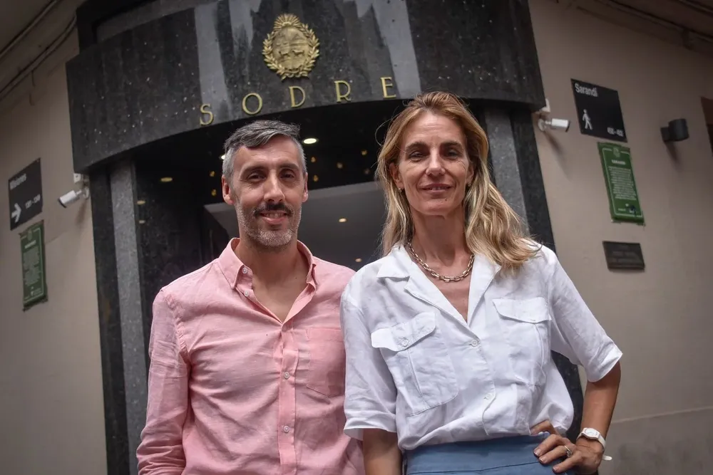 Martín Inthamoussú junto a su sucesora, Adela Dubra