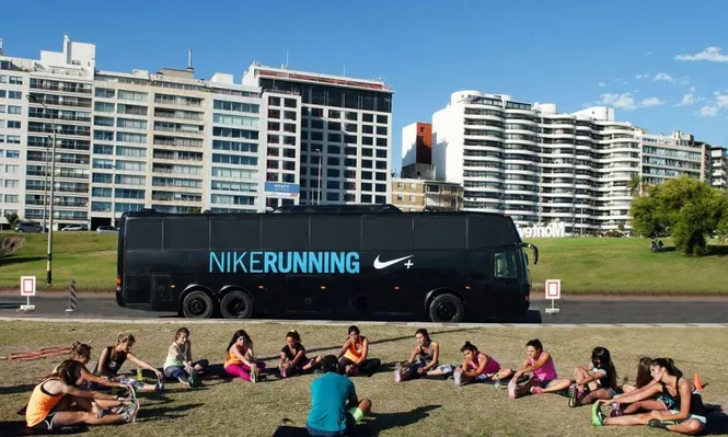 El Nike Running Bus en Kibón, junto a un grupo de entrenamiento de corredoras