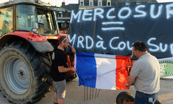 Agricultores franceses llevan al Palacio de Versalles sus protestas contra el acuerdo UE-Mercosur