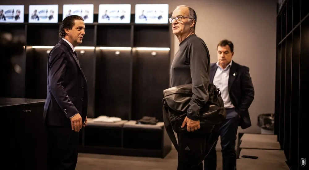 Marcelo Bielsa recorrió el vestuario del Estadio Centenario