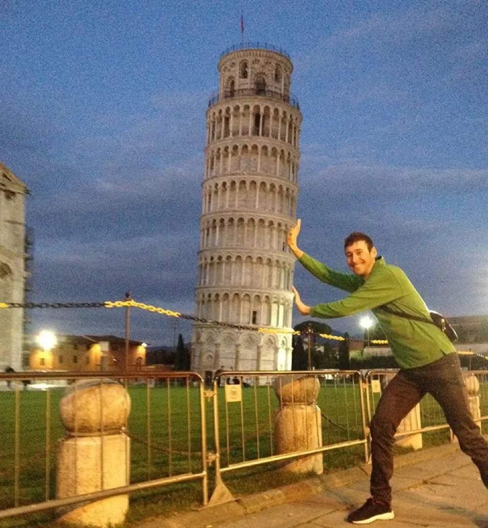 Fabricio Ferrari en la Torre de Pisa en una de sus vueltas por Europa.