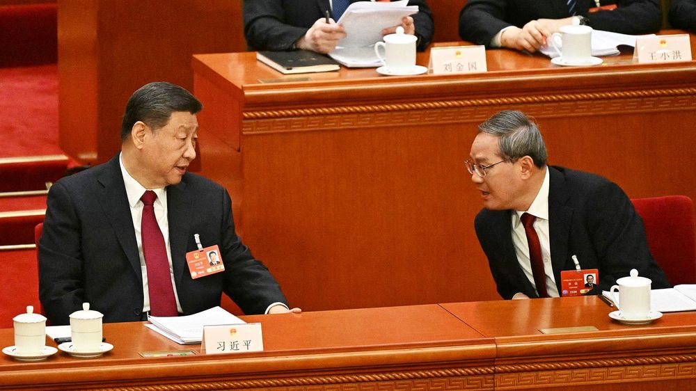 El presidente de China, Xi Jinping, sentado junto al primer ministro, Li Qiang, en la sesión inaugural de la Asamblea Popular Nacional.