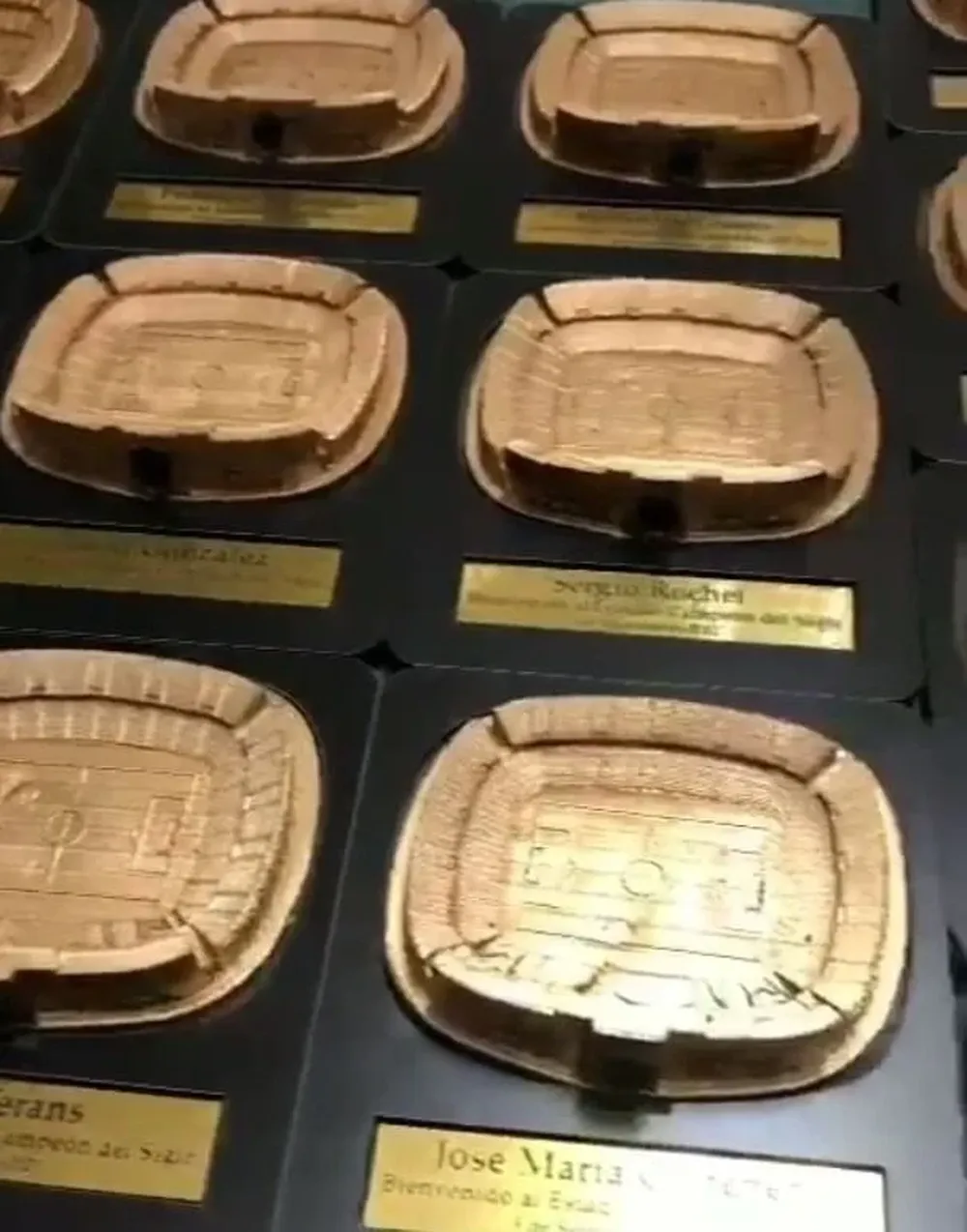 La réplica del Estadio Campeón del Siglo que Pëñarol le obsequiará a cada futbolista celeste en conmemoración del primer partido que la selección jugará en dicho escenario