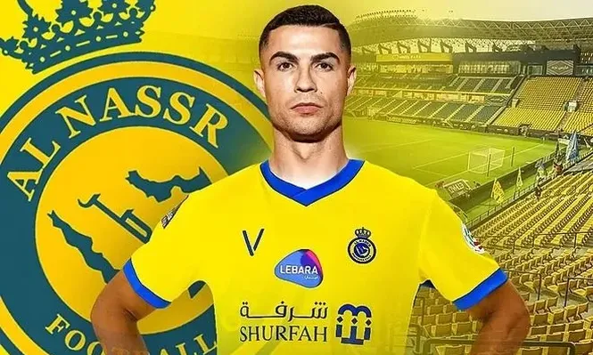 Cristiano Ronaldo con la camiseta de su nuevo club, Al Nassr de Arabia Saudita
