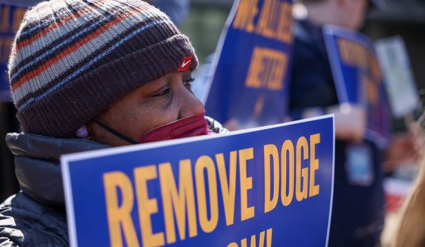 Protesta de trabajadores estatales contra el DOGE
