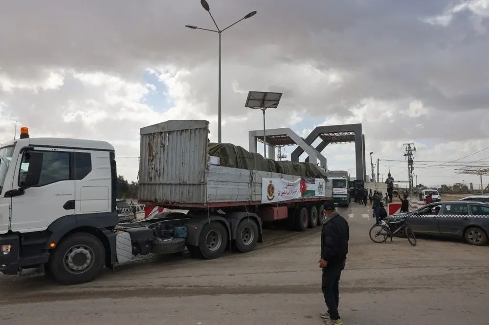 Un convoy de camiones ingresa a Gaza transportando un hospital de campaña que será instalado en el sur de la franja.