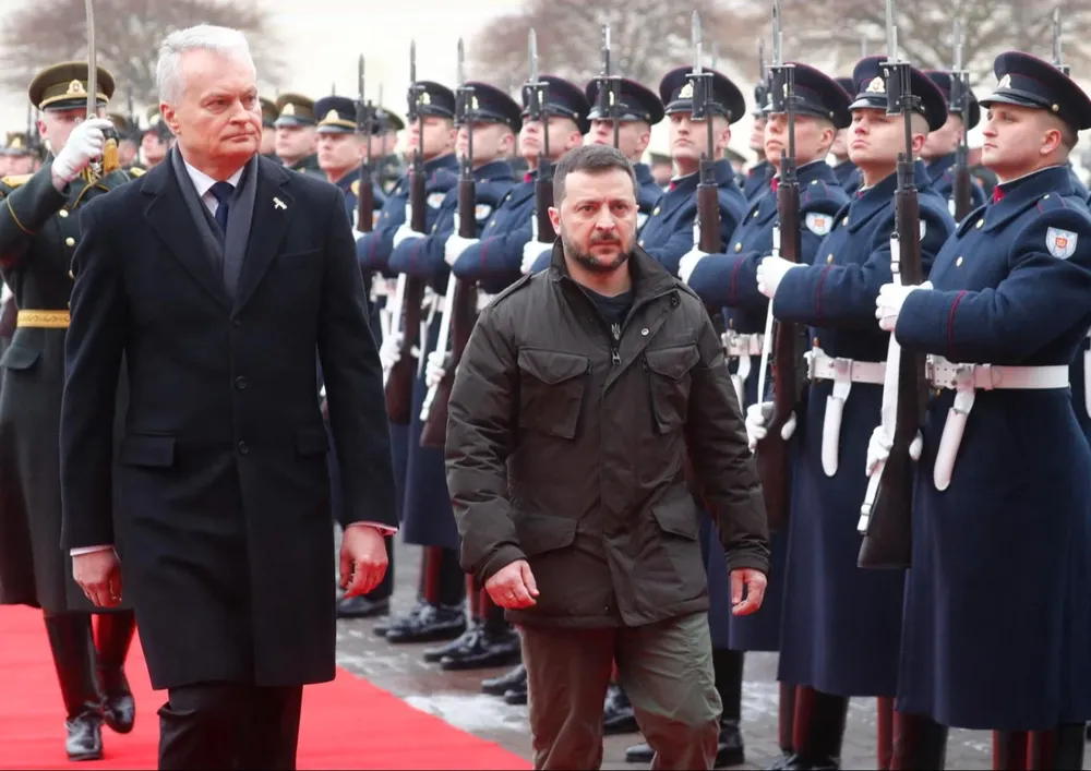 El presidente de Lituania, Gitanas Nausedas (izq.), y Volodimir Zelensky pasan revisa a las tropas a la llegad del mandatario ucraniano a Vilna.