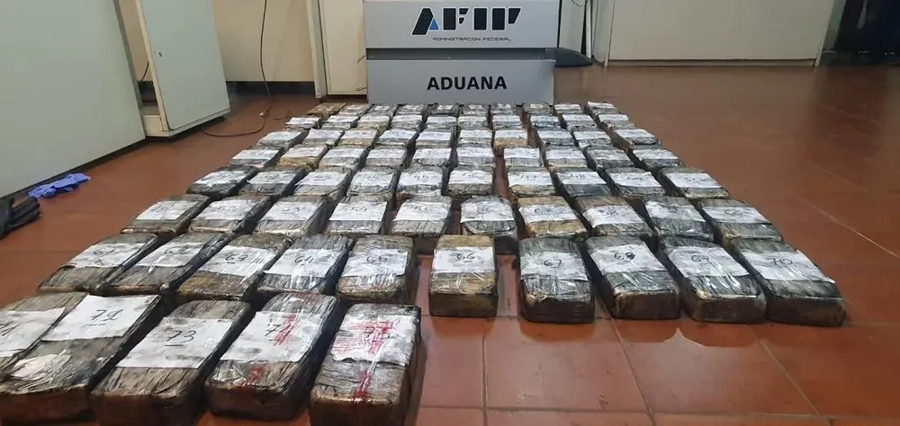 Según informó Aduana argentina, los 75 paquetes estaban cubiertos de polvo de carbón